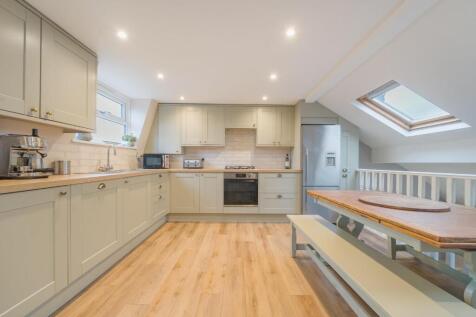 2 bedroom maisonette for sale
