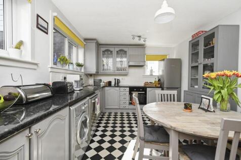2 bedroom ground floor flat for sale
