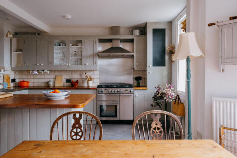 5 bedroom semi-detached house for sale