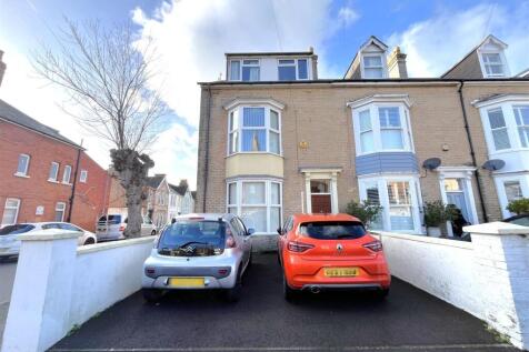 6 bedroom end of terrace house for sale