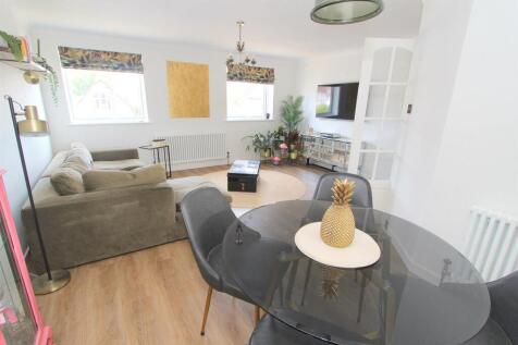 3 bedroom maisonette for sale