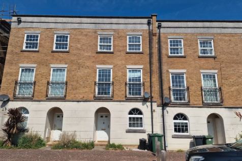 3 bedroom town house for sale