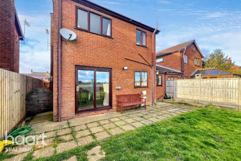 3 bedroom link detached house for sale