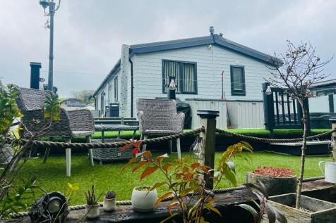 2 bedroom lodge for sale