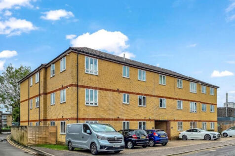 Waltham Cross EN8 2 bed flat for sale