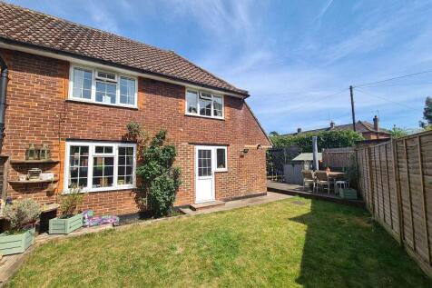 Broderick Grove, Great Bookham KT23 3 bed semi