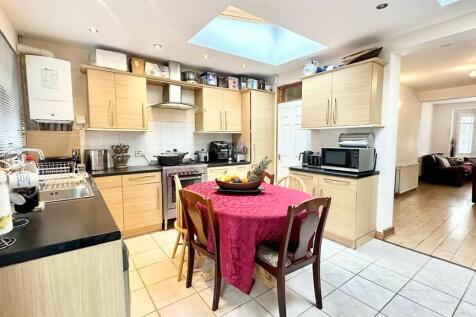 Bawdsey Avenue, Ilford IG2 5 bed terraced house for sale