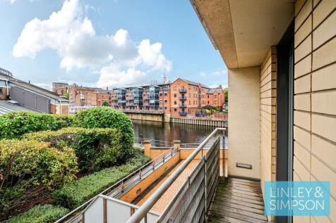ADMIRAL COURT, 8 BOWMAN LANE, LEEDS... 2 bed flat for sale