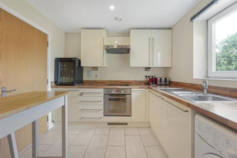 Greenview Drive, Raynes Park SW20 2 bed flat for sale