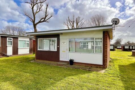 Hemsby 2 bed chalet for sale