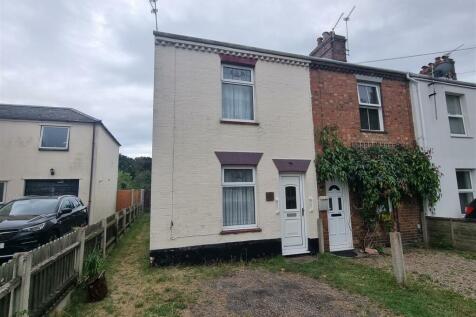 Stepshort, Burgh Castle 2 bed end of terrace house for sale