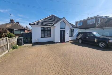 Beccles Road, Bradwell 3 bed detached bungalow for sale