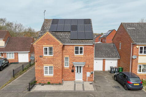 4 bedroom link detached house for sale