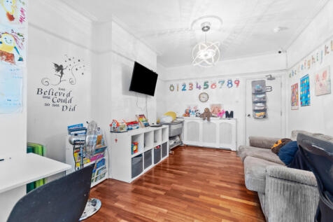 6 bedroom semi-detached house for sale