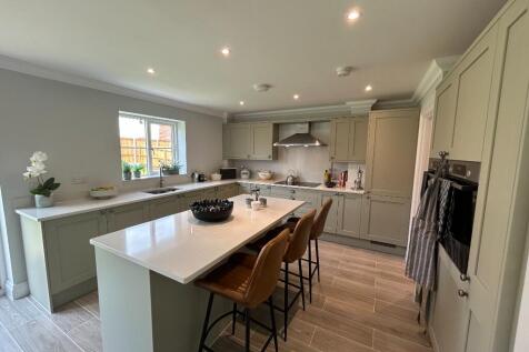 6 bedroom detached house for sale
