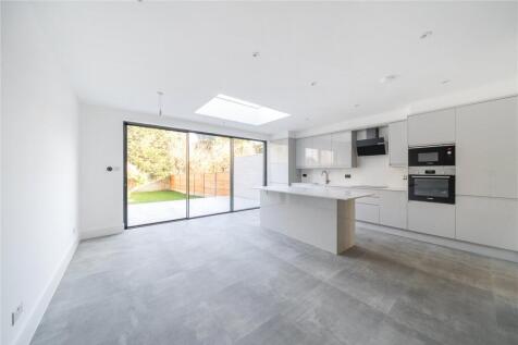 4 bedroom end of terrace house for sale