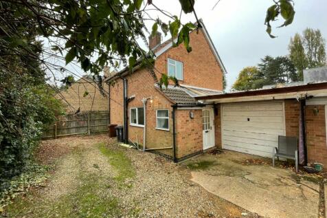 3 bedroom link detached house for sale