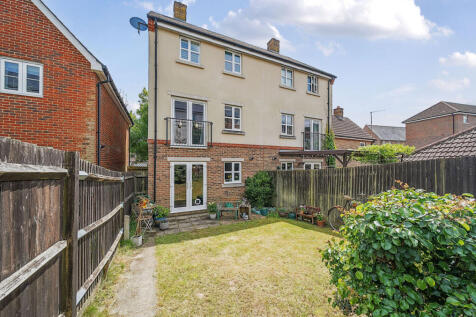 Riverside, Pulborough, RH20 3 bed semi