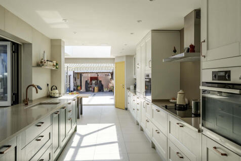 5 bedroom terraced house for sale