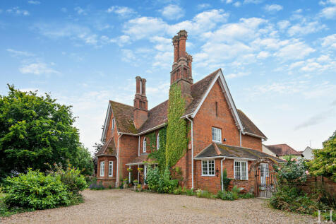 6 bedroom detached house for sale