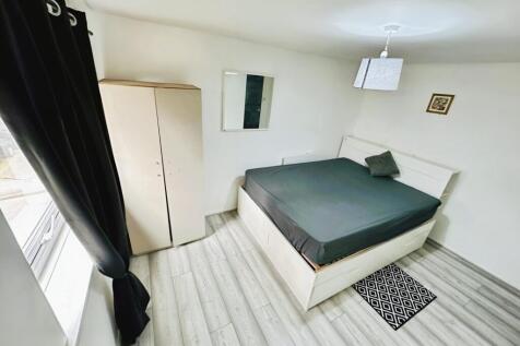 Gurney Close, London IG11 2 bed flat for sale
