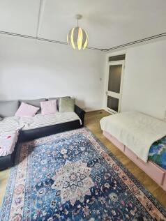 Cooperfield, London IG7 2 bed maisonette for sale