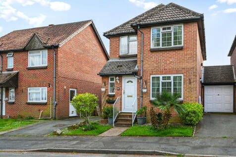 3 bedroom link detached house for sale