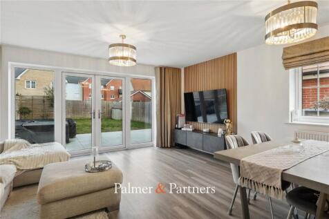 Weale Close, Chelmsford CM3 3 bed semi