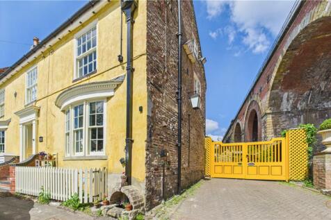 4 bedroom end of terrace house for sale