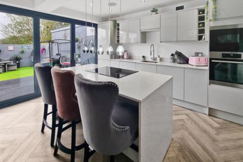 5 bedroom semi-detached house for sale