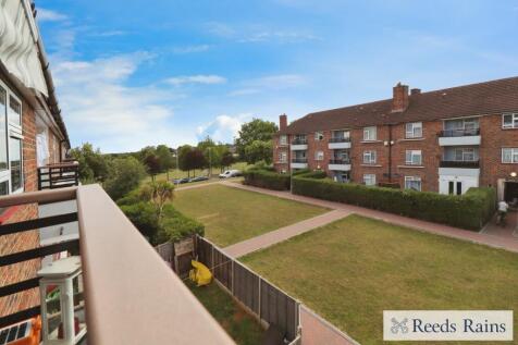 Lindfield Road, Romford RM3 3 bed apartment for sale