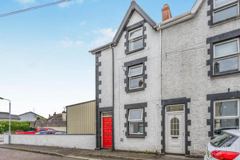 4 bedroom end of terrace house for sale