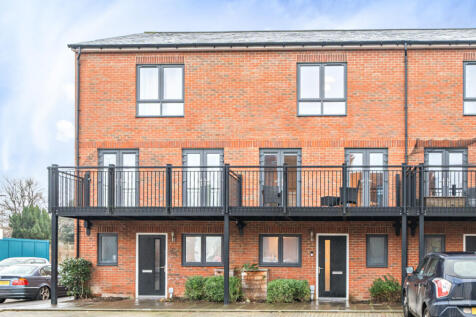 Pinewood Way, Chichester, PO19 4 bed terraced house for sale