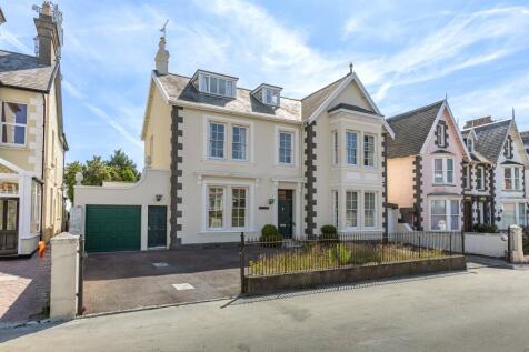 6 bedroom detached house for sale