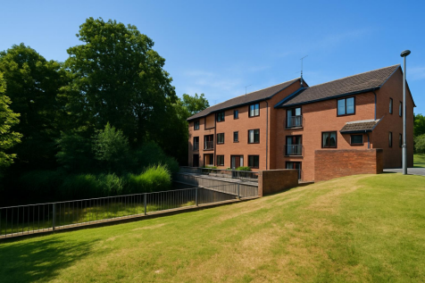 King George Close, Cheltenham 2 bed flat for sale