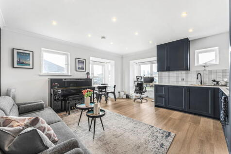 Wesley Avenue, London E16 2 bed flat for sale