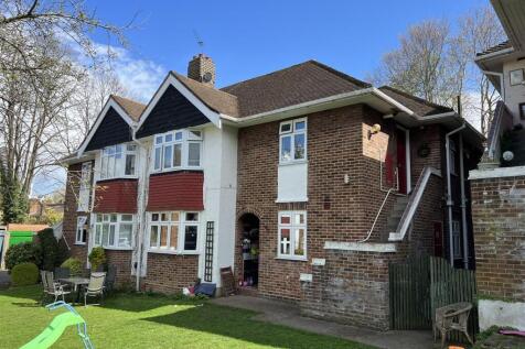 Madison Gardens, Bromley 3 bed maisonette for sale