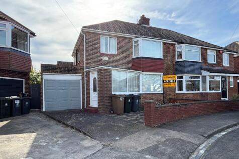 Marina Drive, Whitley Bay, Tyne and... 3 bed semi