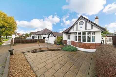 Park Avenue West, Stoneleigh 3 bed detached bungalow for sale