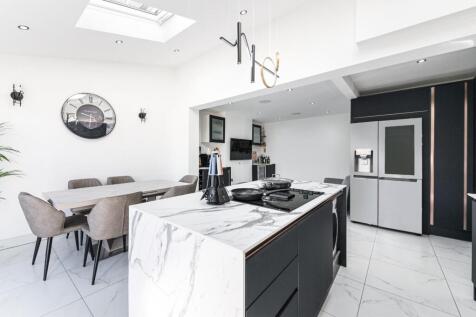 5 bedroom terraced house for sale