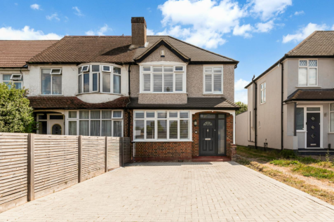 Ardrossan Gardens, Worcester Park 3 bed semi