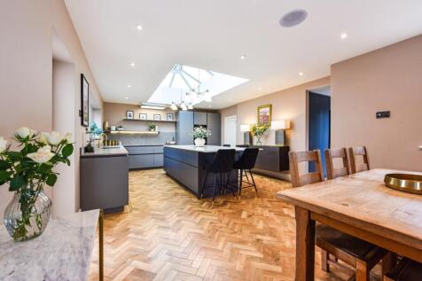 5 bedroom detached house for sale