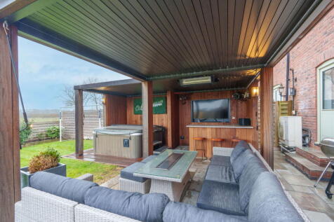 The Swifts, Cranshaw Lane, Widnes 5 bed barn conversion for sale