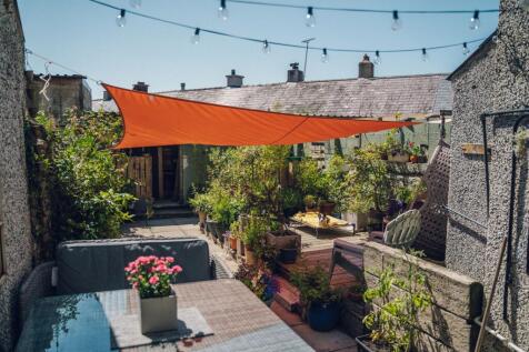 4 bedroom terraced house for sale