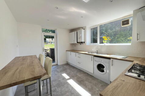 Padstow Walk, Hyde, SK14 3JJ 3 bed semi