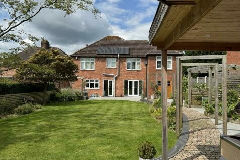 5 bedroom detached house for sale