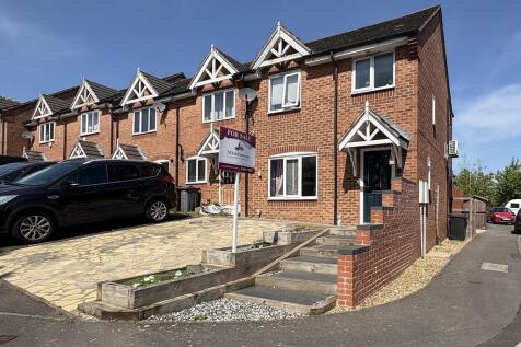 Lancers Drive, Melton Mowbray 3 bed end of terrace house for sale