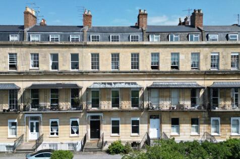 6 bedroom terraced house for sale