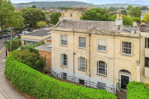 6 bedroom detached house for sale