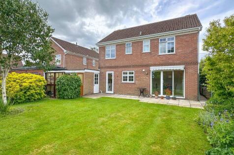 4 bedroom link detached house for sale